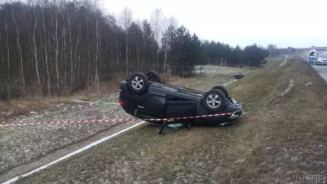 Wypadek na autostradzie A4. Przed godziną 7.00 na wysokości węzła Opole Zachód z drogi wypadła kia sportage. Auto dachowało. Na szczęście nikomu nic się nie stało. Kolizja miała miejsce na pasie w kierunku Katowic. W akcji ratunkowej brali udział strażacy z Niemodlina. Nie ma już utrudnień w ruchu.