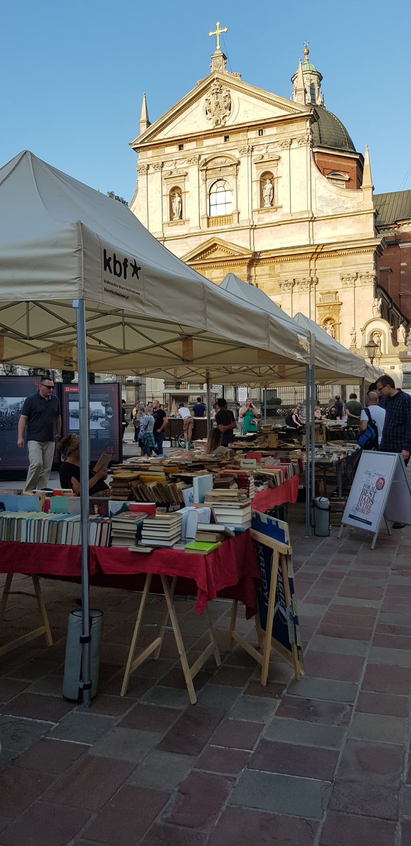 Na placu Św. Marii Magdaleny trwa Krakowski Kiermasz Książki, edycja wakacyjna