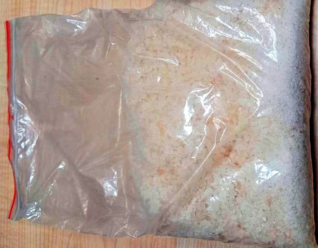 Podczas przeszukania w mieszkaniu 19-latki inowrocławscy policjanci znaleźli w piecu kaflowym paczkę ze skrystalizowaną substancją