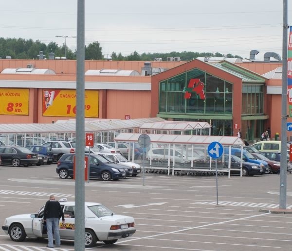 - Podczas przelewania paliwa z ciężarówki do znajdującego się pod stacja paliw zbiornika, doszło do wycieku - wyjaśnia Dorota Patejko, rzecznik prasowy Auchan.