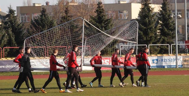 Większość przygotowań "pasiaki" spędzą na swoich obiektach.