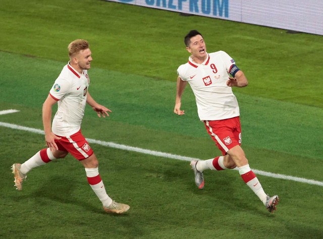 Robert Lewandowski to bezapelacyjnie najlepszy polski piłkarz od lat. To napastnik, który seryjnie strzela gole i pokazał to także na Euro 2020, gdzie w trzech meczach zdobył trzy bramki. Co ciekawe, zdobywał je głową, lewą i prawą nogą. Sprawdziliśmy zatem, co napisane ma na butach, którymi te gole strzelał. Jak myślicie, co ma na nic wypisane nasz supersnajper? Zobacz dalej --->