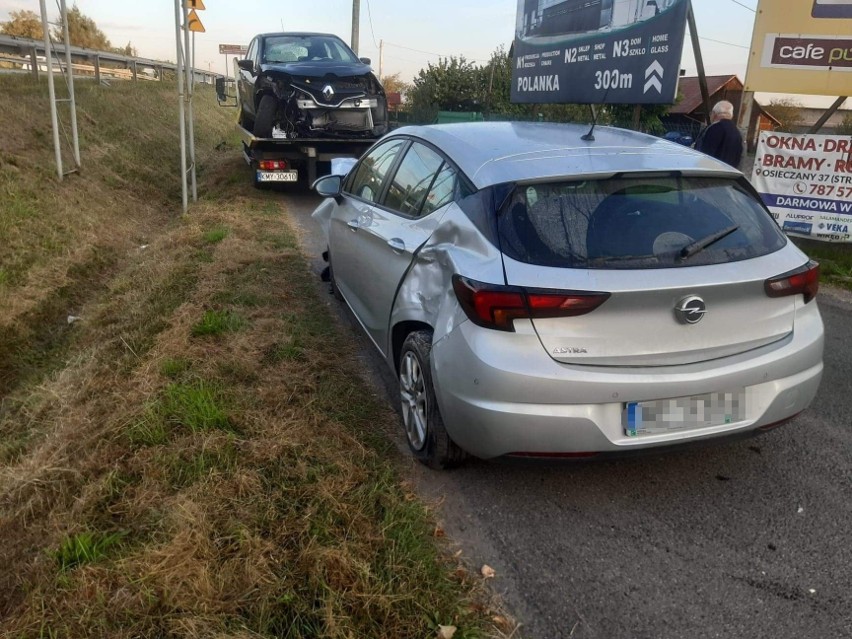 Jawornik. Zderzenie trzech samochodów z tirem. Dwie osoby ranne