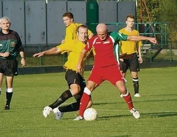 O piłkę walczą środkowi pomocnicy Mirosław Kozioł (Wolania - w czerwonej koszulce) i Jarosław Ulas (Olimpia) Fot. Tomasz Pietras