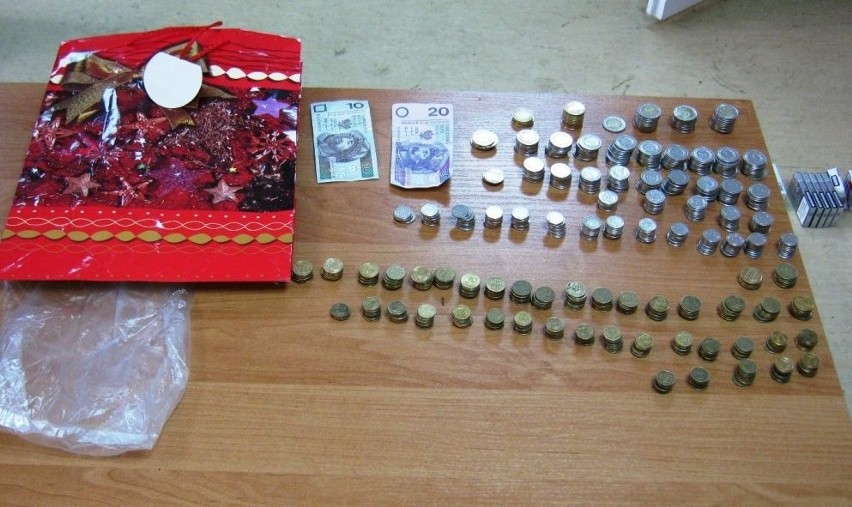 17-latek okradł sklep na 5 tysięcy złotych. Zobacz, co ukradł oprócz słodyczy (zdjęcia)