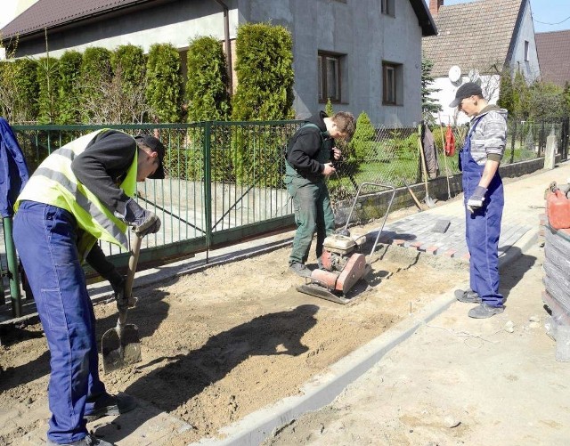 Najpierw szkolenia i staż, potem szansa na pracę Kilku mężczyzn, którzy zdobyli zawód brukarza, odbywa staż zawodowy, remontując chodnik przy ul. Mickiewicza w Kępicach.