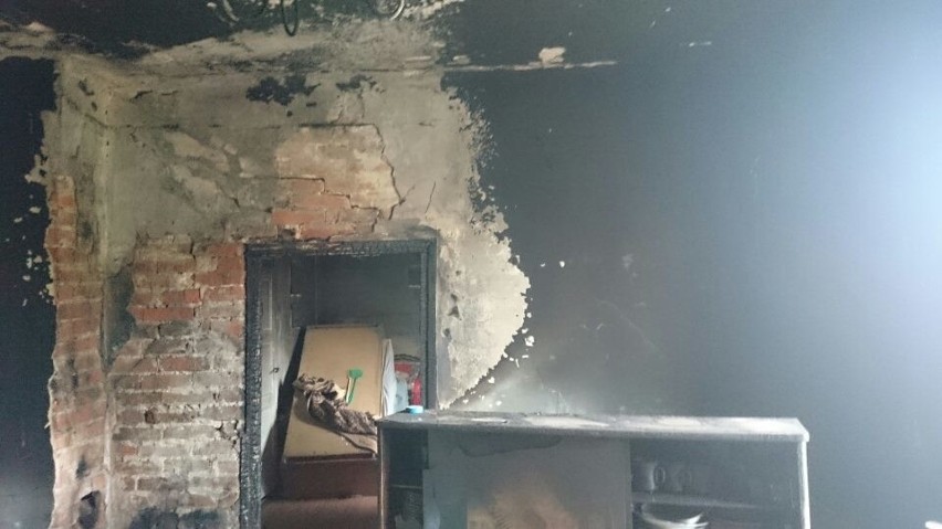 Pożar w domu w Krogulczy Suchej koło Orońska. Staruszka trafiła do szpitala