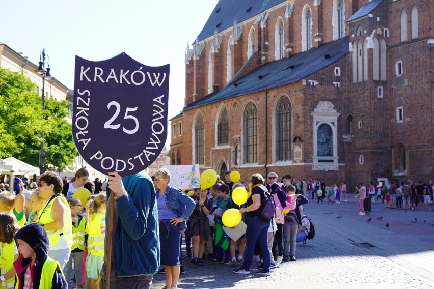 Uczniowie szkół podstawowych przeszli ulicami Krakowa, by...