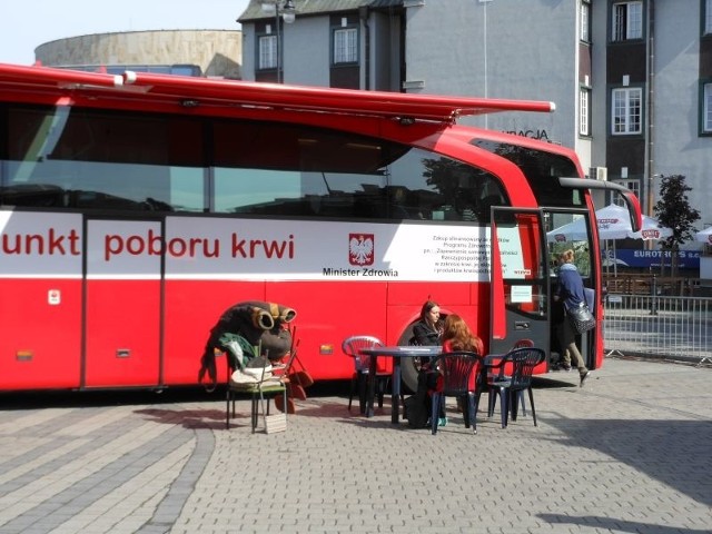 O 11.00 w na parkingu przed filharmonią rozpoczęła się zbiórka krwi