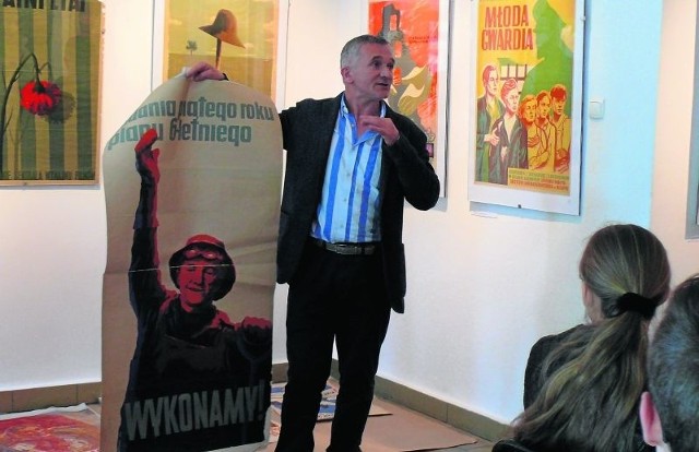 Wystawę prezentował jej kurator Jan Szymański. W pierwszym  spotkaniu uczestniczyła młodzież z II Liceum Ogólnokształcącego.