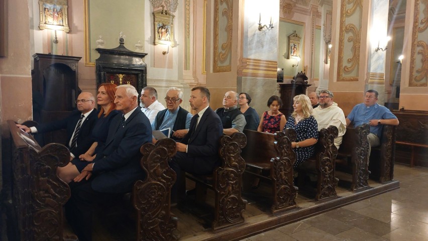 W Opatowie podpisano umowy na remont świętokrzyskich zabytków. 31 tysięcy otrzymała parafia świętego Marcina na renowację zabytkowych druków