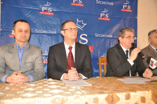Od lewej nauczyciel ZS nr 3 Paweł Rybak, radny Tomasz Wójcik i poseł Czesław Hoc.