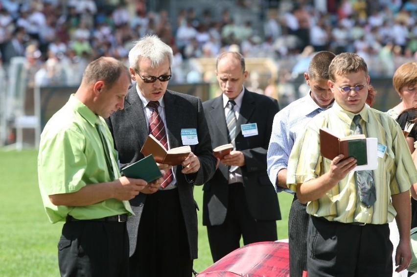 Ponad 3000 świadków Jehowy spotkalo sie na stadionie Odry w...