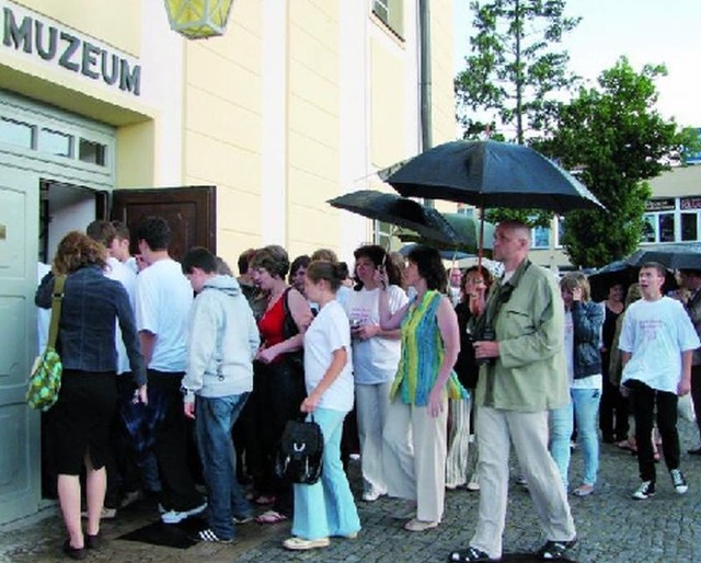 Uczestników tegorocznej Podróży Szlakiem Jagiellońskim przywitał w Bielsku deszcz, dlatego szybko skryli się w muzeum