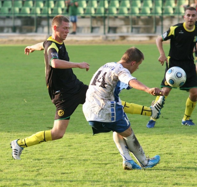 Jacek Rożek z Siarki Tarnobrzeg (z lewej) jest przymierzany do gry w Mokrzyszowie Tarnobrzeg.