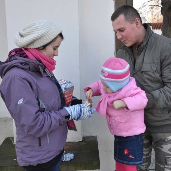 Mieszkańcy Sandomierza chętnie wrzucają datki do puszek.
