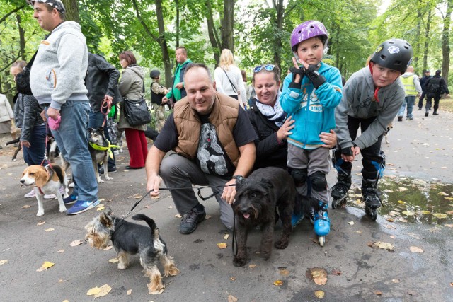 Parada Adopciaków rozpoczęła się pod Teatrem Dramatycznym. Każdy, kto ma adoptowanego ze schroniska psiaka, mógł się nim pochwalić. To jedno z działań, które ma na celu promowanie adopcji schroniskowych zwierząt i idei wolontariatu.