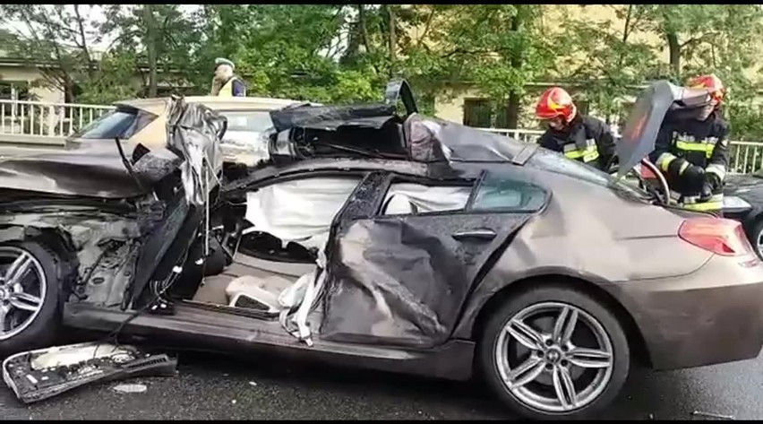 Tragiczny wypadek na DTŚ w Zabrzu. Kierowca BMW chciał zawrócić na DTŚ. Wjechał w TiR-a. Zmarł w szpitalu ZDJĘCIA + WIDEO