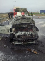 Mężenin. S8. Samochód spłonął na ekspresówce w kierunku Warszawy [ZDJĘCIA]