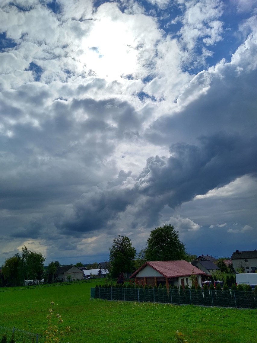 Ciemne chmury nad województwem lubelskim. Zapowiadało się burzowo! Zobacz genialne zdjęcia naszych Czytelników