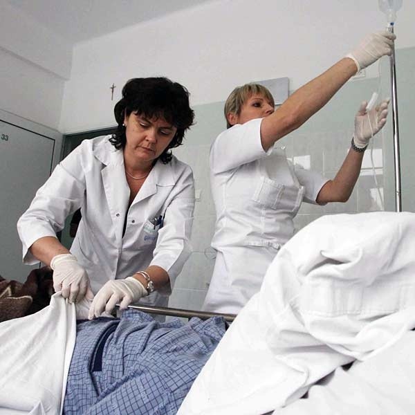 Po zmianach wprowadzonych przez Ministerstwo Ffinansów pielęgniarki mogą liczyć na około 80 zł podwyżki.