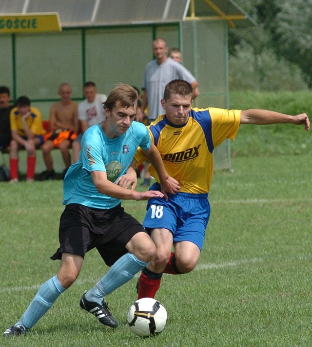 Piłkarze Huraganu Zarzecze (niebieskie koszulki) zremisowali z Rędzinianką Wojaszówka 1-1.