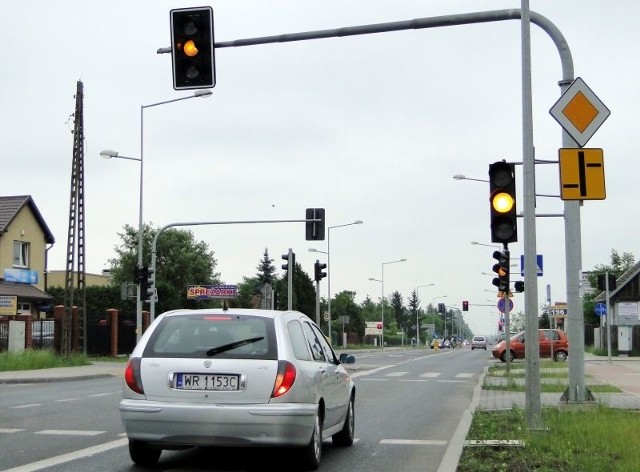 Światła zamontowane w ubiegłym roku u zbiegu ulic Słowackiego, Skaryszewskiej i Idalińskiej działają dopiero po godzinie 15.30.