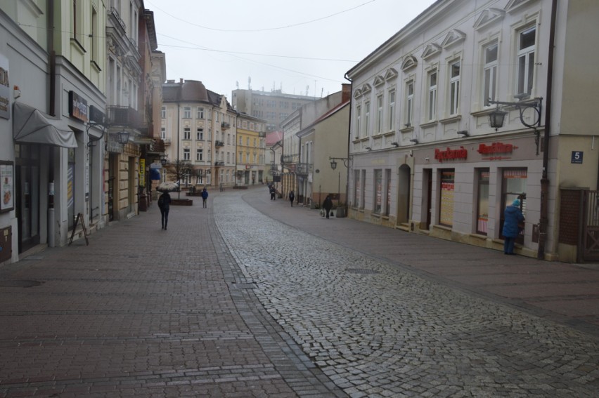 Koronawirus. Ulice w Tarnowie puste. Kolejki tylko w aptekach i sklepach [ZDJĘCIA]