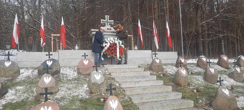 Obchody 193. rocznicy Powstania Listopadowego na Kopnej Górze. Oddano hołd i złożono symboliczne kwiaty