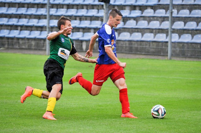 W lipcu zeszłego roku w meczu Pucharu Polski Rafał Brusiło (z prawej) i jego koledzy z Odry przegrali w Opolu z Siarką 0-3.