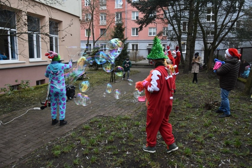 Tak się robi święta! Prezenty dla mieszkańców łódzkich DPS-ów i pląsy klaunów 