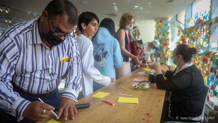 Solidarni z Ukrainą na Expo w Dubaju. Odwiedzający ukraiński pawilon zapisują na kolorowych karteczkach życzenia pokoju 