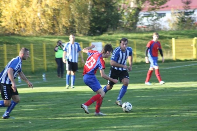 W meczu 10. kolejki III ligi bałtyckiej, Gryf Słupsk uległ na własnym boisku Energetykowi Gryfino 1:2 (0:1), tracąc drugiego gola w dziewiątej minucie doliczonego czasu gry.