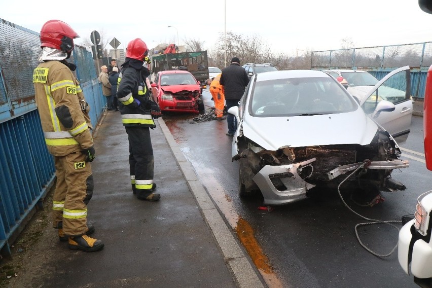 Wrocław: Wypadek na Gazowej. Czołowe zderzenie (ZDJĘCIA)