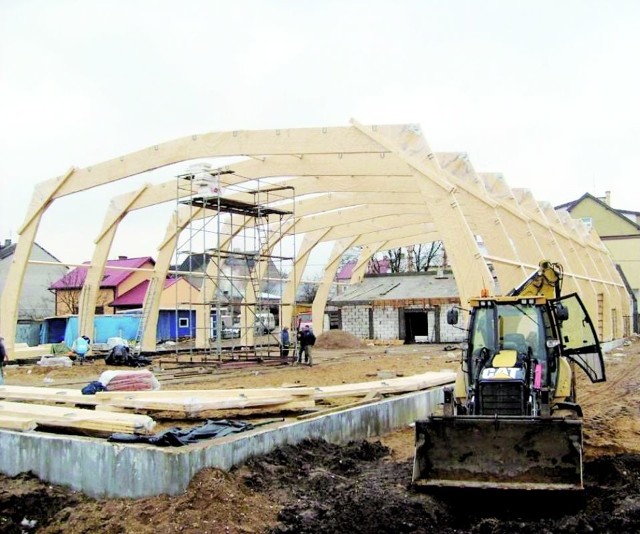 Na placu budowy postawiono już główną konstrukcję sali gimnastycznej, która zostanie oddana do użytku w 2010 r.