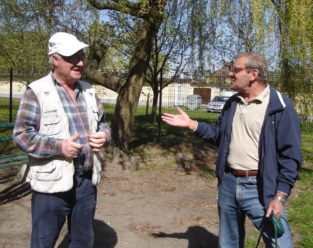 - To dobrze, że tej anteny nie postawią pod naszymi oknami - mówią z ulgą Stefan Czerwiński (z lewej) i Marian Wojciechowicz, stargardzianie z osiedla Zachód.