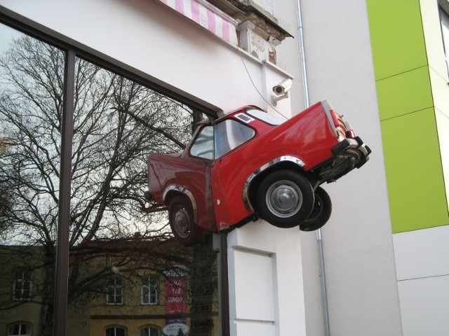 Symbolem Douane'a jest trabant, który "wjechał" w restaurację.