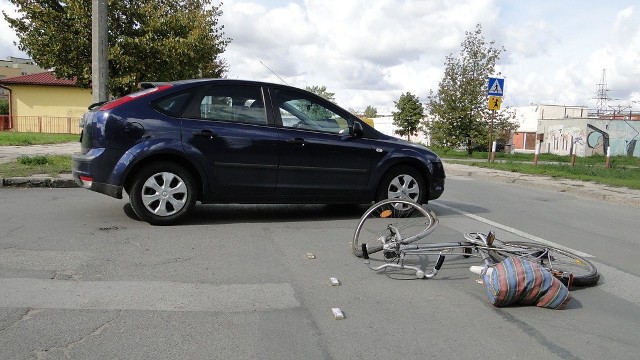 Samochód osobowy potrącił niegroźnie rowerzystę w Radomiu.