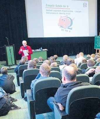 Uczniowie elektronika spotkali się z Bernardem Krupskim, zasłużonymhonorowym dawcą krwi.