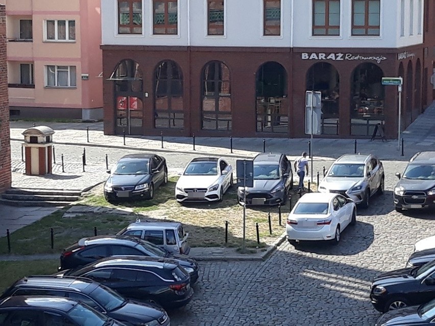Z cyklu parkowanie na Podzamczu: najlepszy parking dla mercedesa to trawnik [ZDJĘCIA]