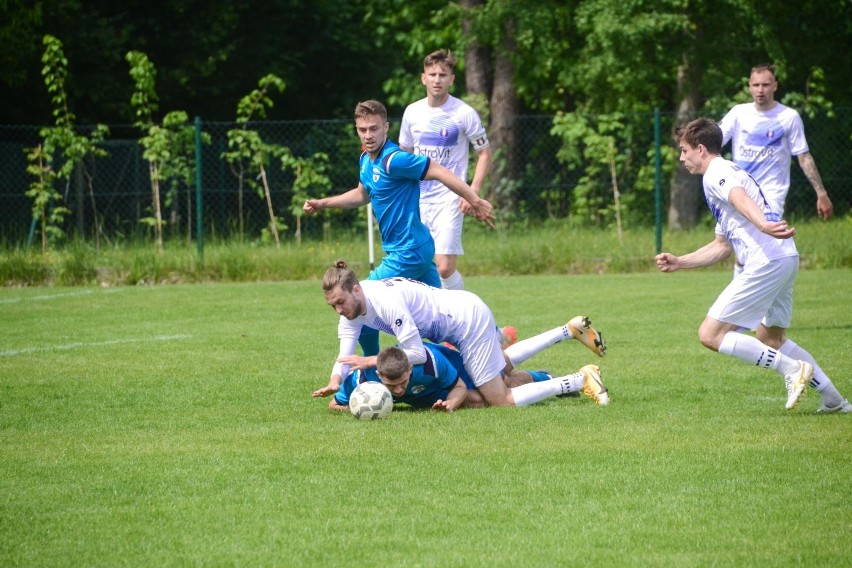 Olimpia Zambrów (jaśniejsze stroje) wygrała w Grabówce aż...