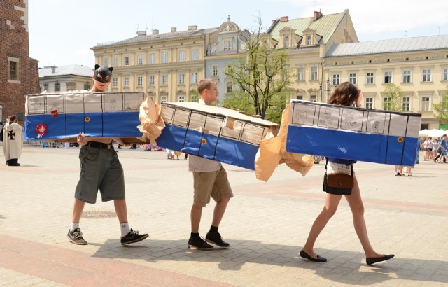 Tak bawili się studenci w trakcie korowodu juwenaliowego w 2013 r. Czy w tym roku żakom również dopisze pomysłowość?