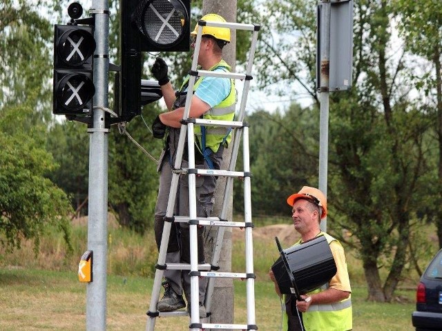 Łukasz Sikora i Jarosław Jedel z Elektrobudu zajmują się pracami przy sygnalizacji, przy skrzyżowaniu Strażackiej, Południowej i Konstytucji 3 Maja