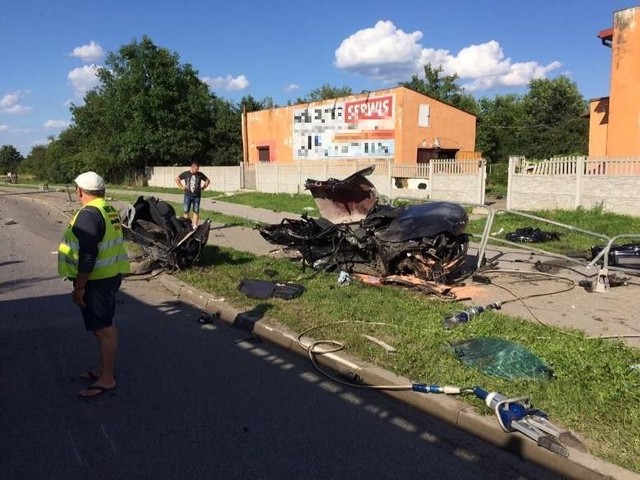 Z opla, w który uderzył pędzący z zawrotną szybkością mercedes niewiele zostało. Wypadek miał miejsce niespełna dwa lata temu.