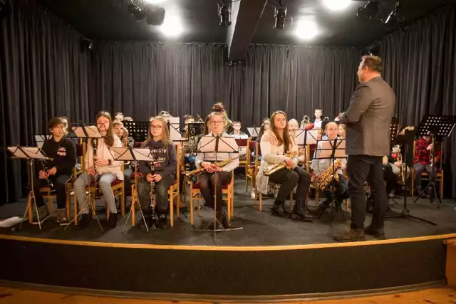 Młodzieżowa Orkiestra Dęta Gminy Jedlińsk obchodziła pierwszą rocznicę powstania. Z tej okazji przygotowano specjalny koncert, na który zaproszono gości oraz rodziców. >
