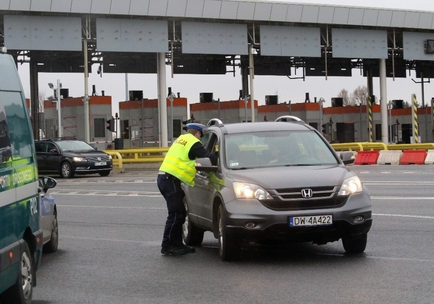 Nowe zasady opłaty za autostradę. Zdezorientowani kierowcy i mnóstwo patroli na A4 pod Wrocławiem [ZDJĘCIA]