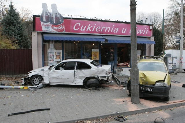 Ten wypadek spowodował 19-letni kierowca BMW. Zginęło dwóch przechodniów.