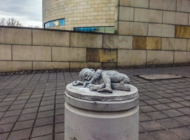 W prezencie urodzinowym Tewu w ostatnią niedzielę pod Muzeum Miasta Gdyni pozostawił rzeźbę "Niemowlę".