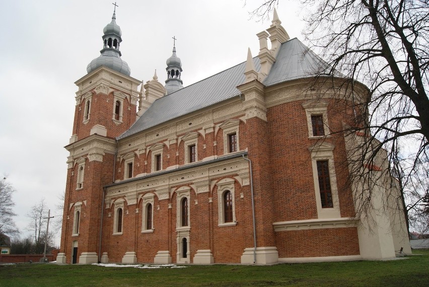 Kościół parafialny w Gołębiu. Był budowany w latach...