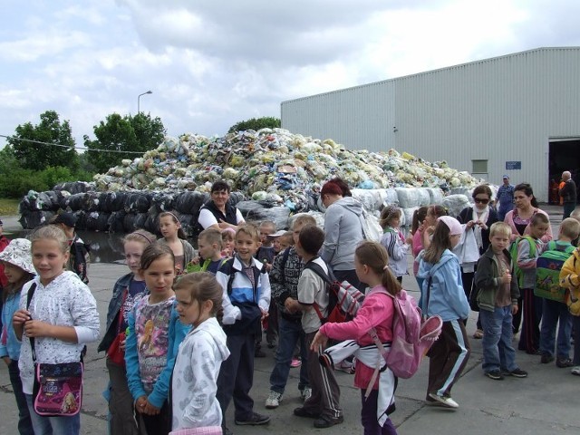 Z możliwości zwiedzenia Zakładu Odzysku Odpadów skorzystały m.in. dzieci ze szkoły w Dąbrowie gm. Sianów. 